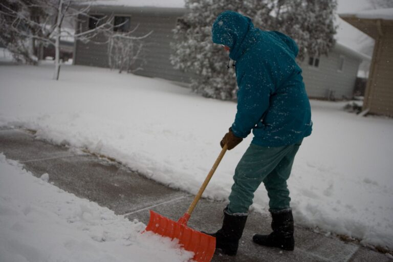 Dos and Don’ts of Sidewalk Snow Removal 